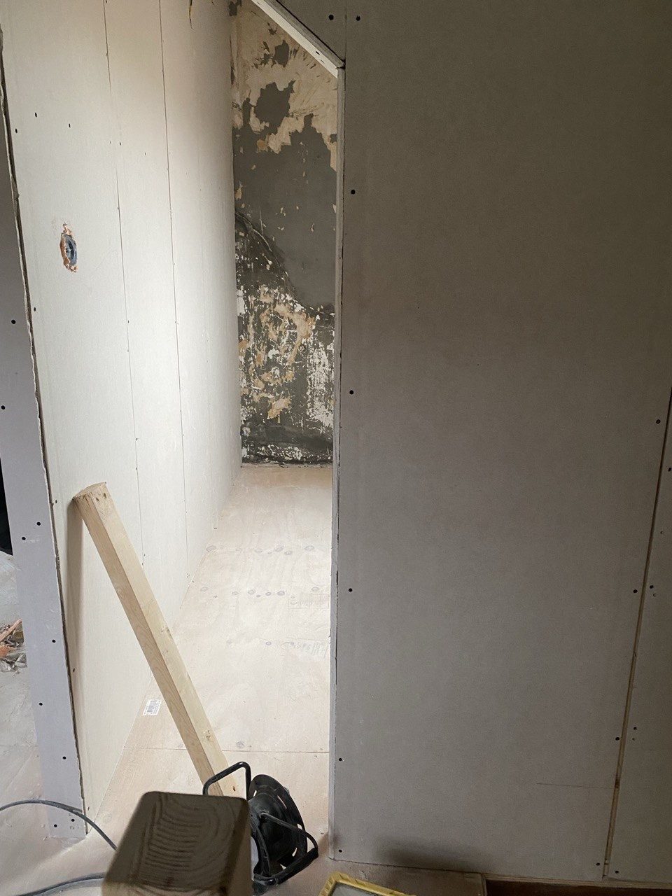 Wand afgewerkt met gipsplaten, klaar voor de volgende stap