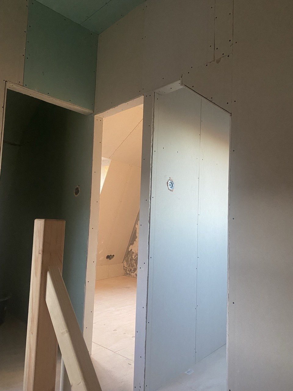 Gladgewerkte gipsplaten wand, klaar om te sausen