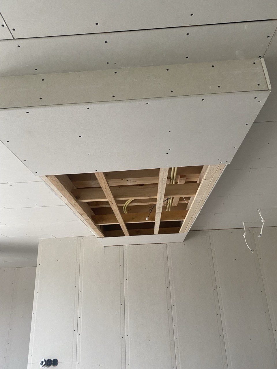 Verlaagd plafond met gipsplaten in aanbouw