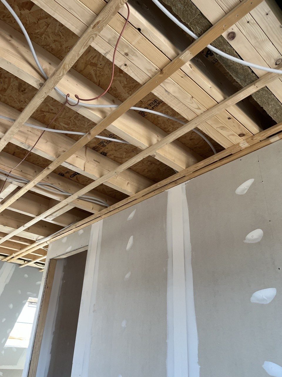 Houten regelwerk met gipsplaten wand in opbouw