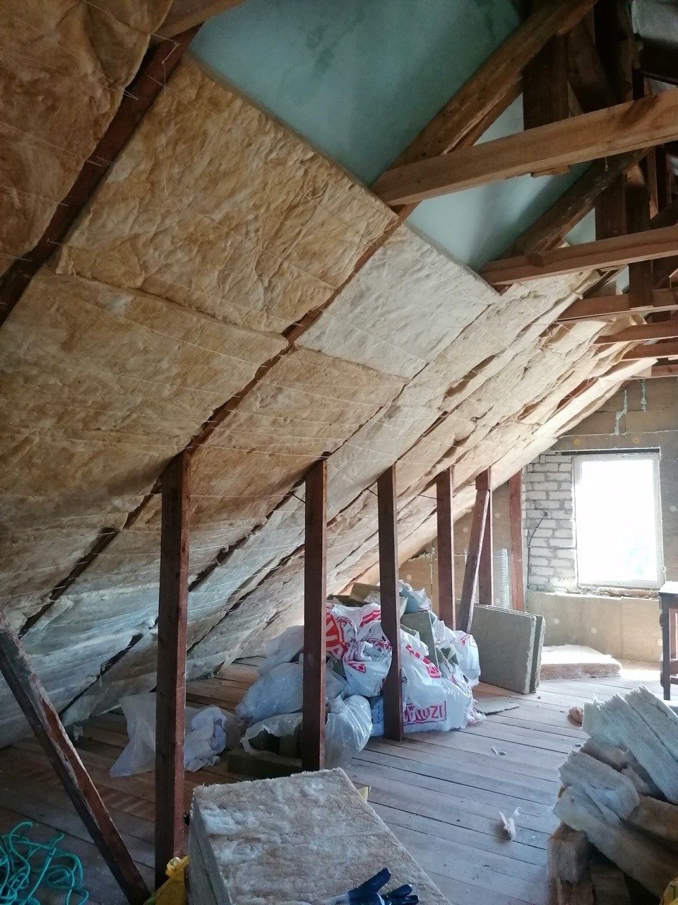Zolderisolatie tussen de sporen, gereed voor afwerking
