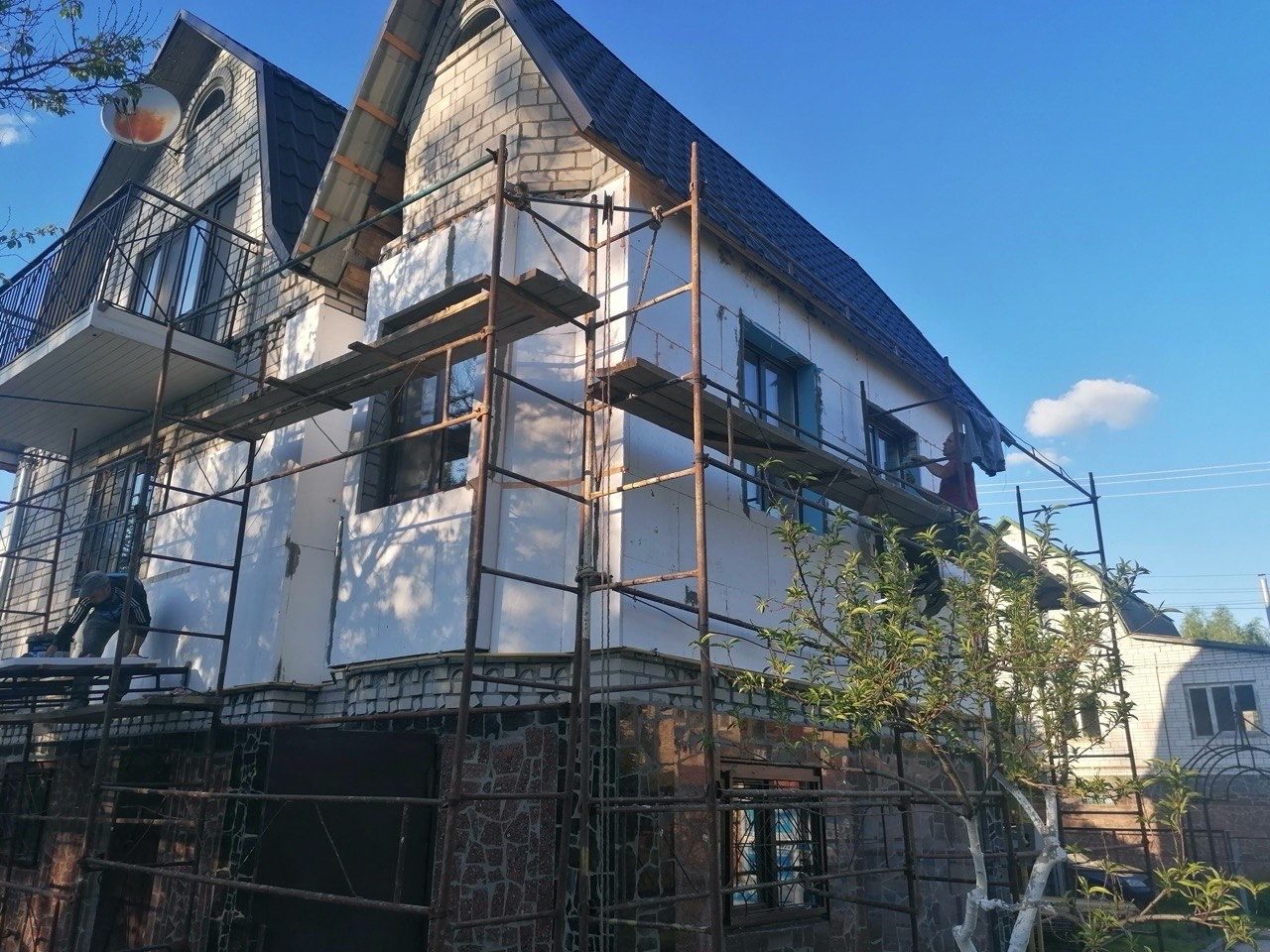 Gevelisolatie aangebracht op een meergezinswoning