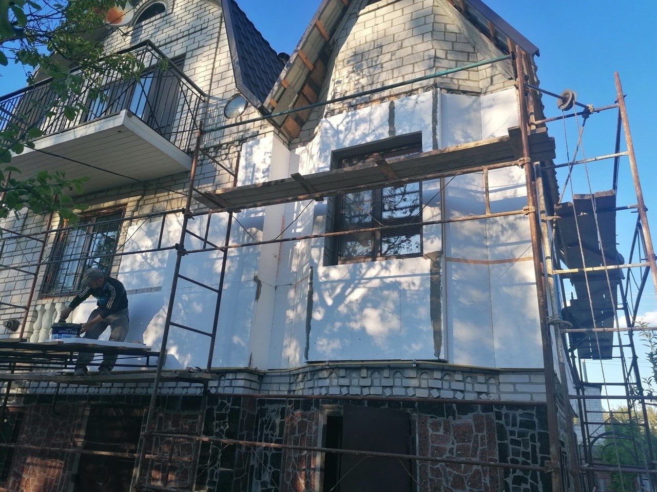 Isolatieplaten op de gevel, met steiger