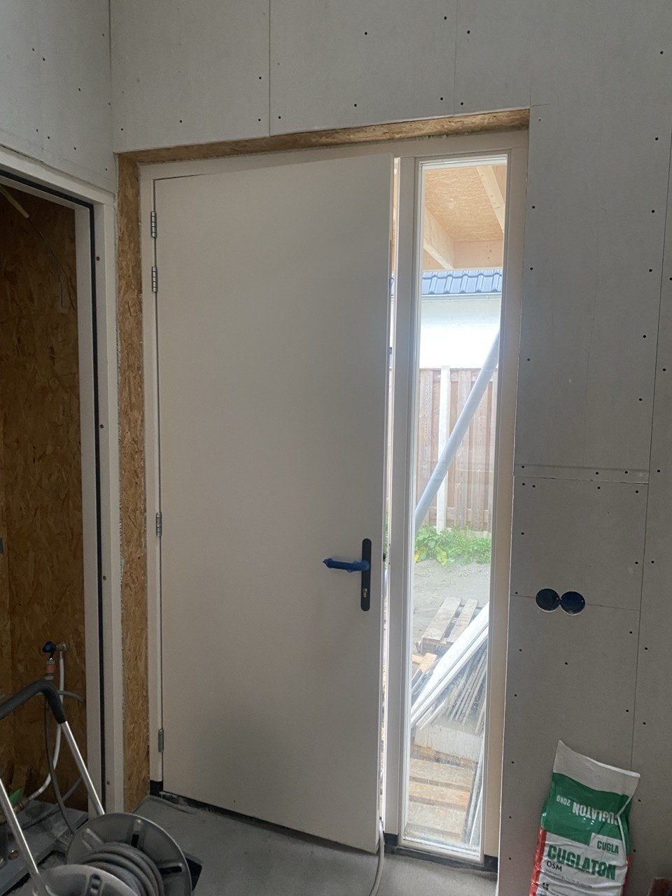 Nieuwe voordeur geplaatst en afgewerkt