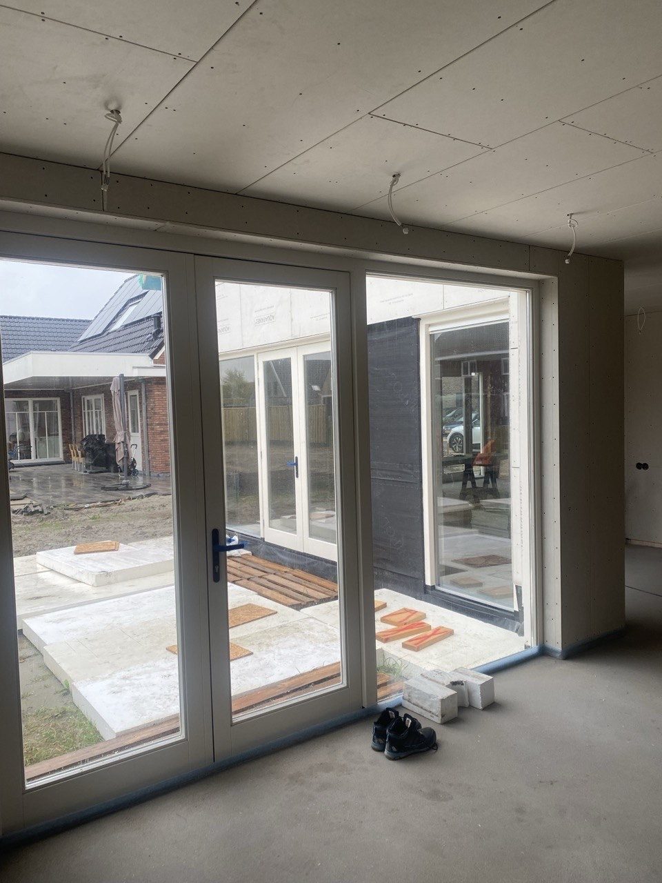 Nieuwe schuifpui geplaatst in de woonkamer
