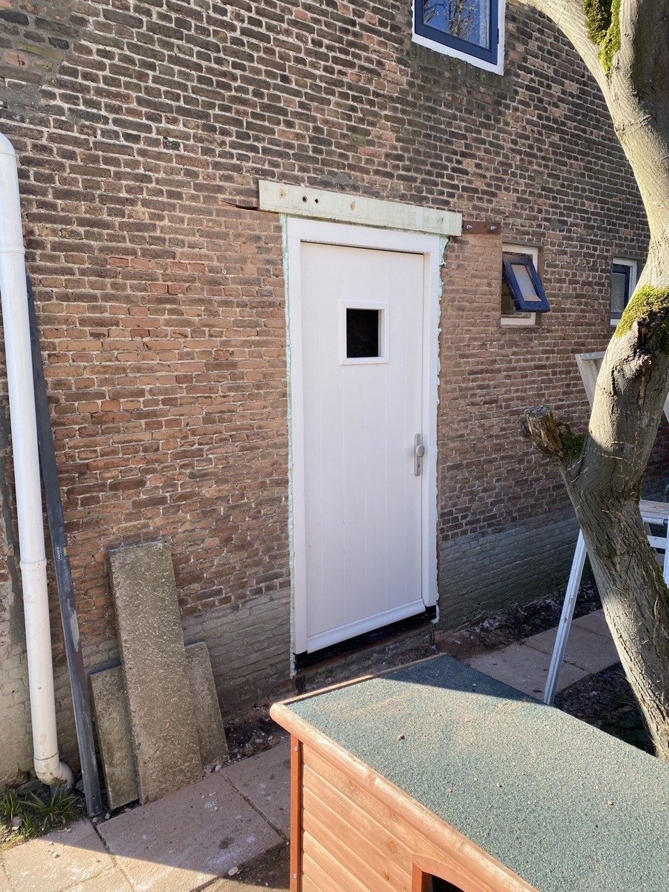 Nieuwe buitendeur geplaatst in dezelfde opening