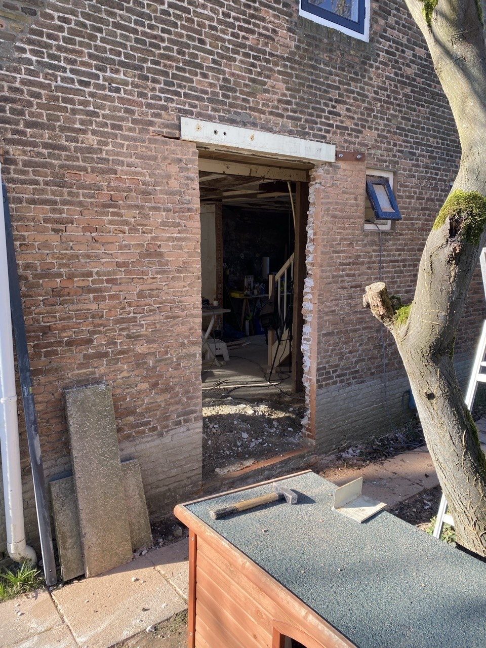 Muuropening voor het plaatsen van een nieuwe buitendeur