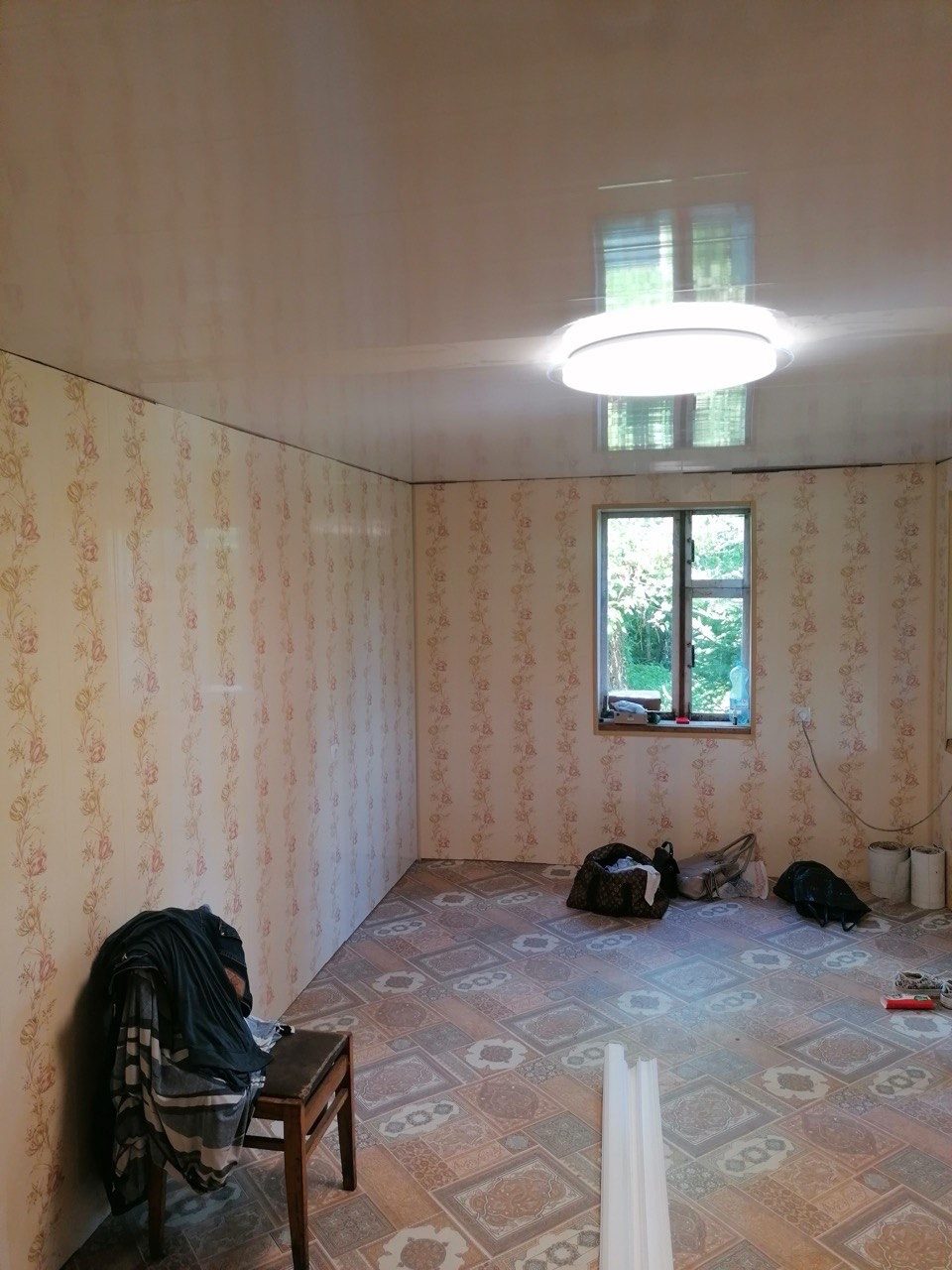 Kamer met nieuw verlaagd plafond tijdens de renovatie