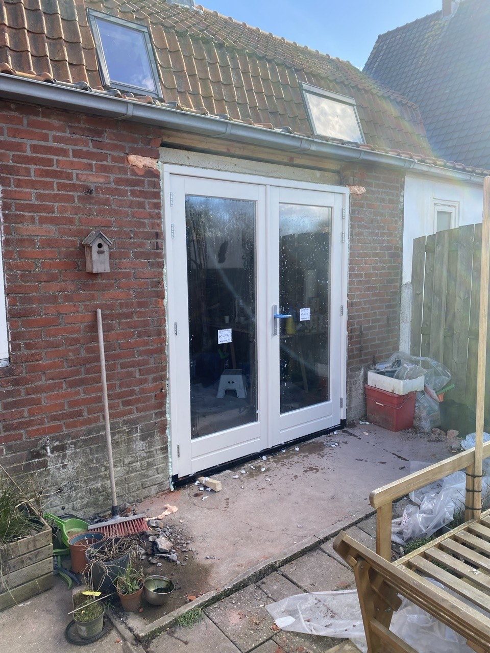 Achtertuin en gevel van de woning voor de verbouwing