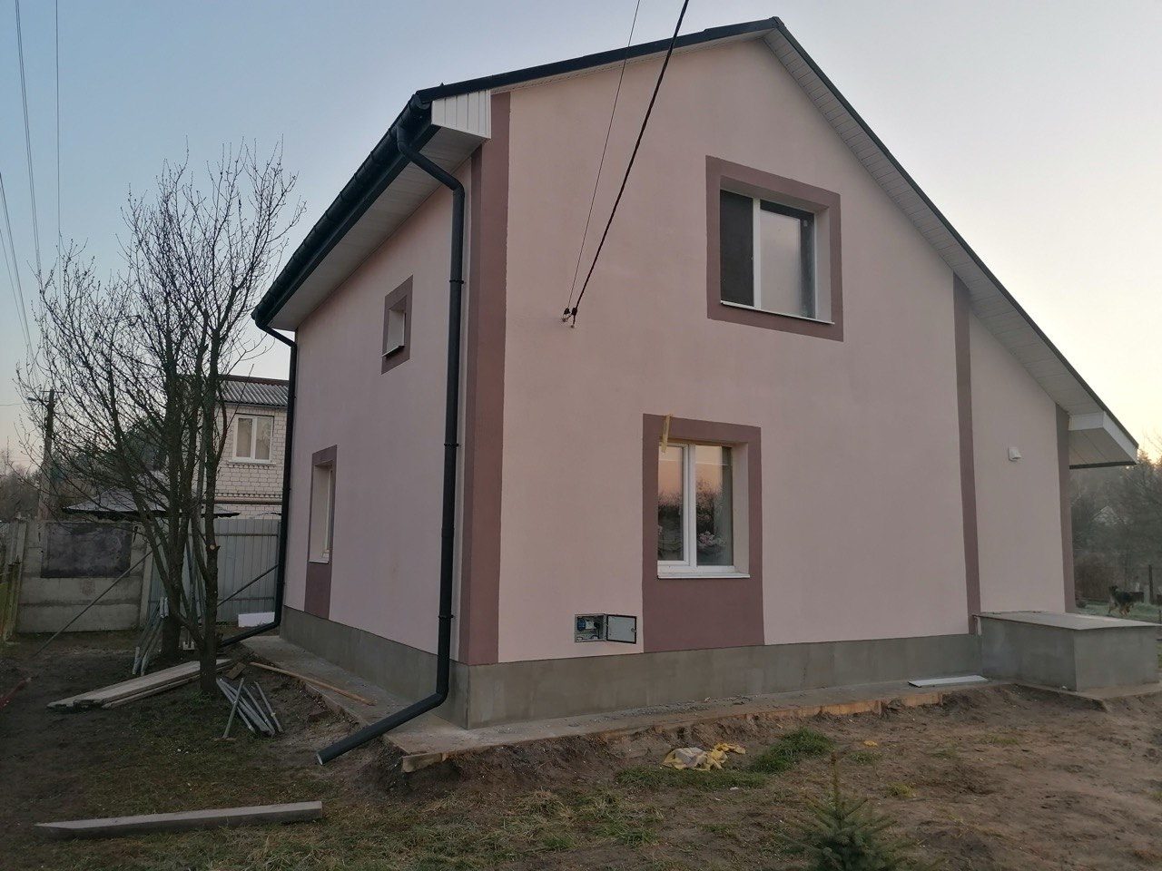 Woning tijdens het schilderen van de gevel, in de avondschemering
