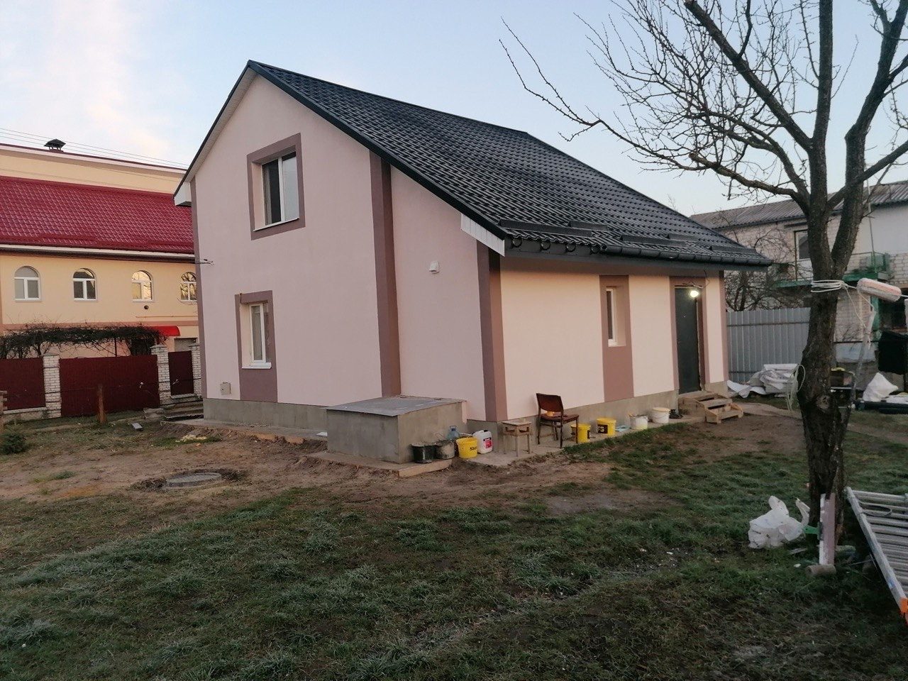 Afgewerkte, opnieuw geschilderde gevel van de woning
