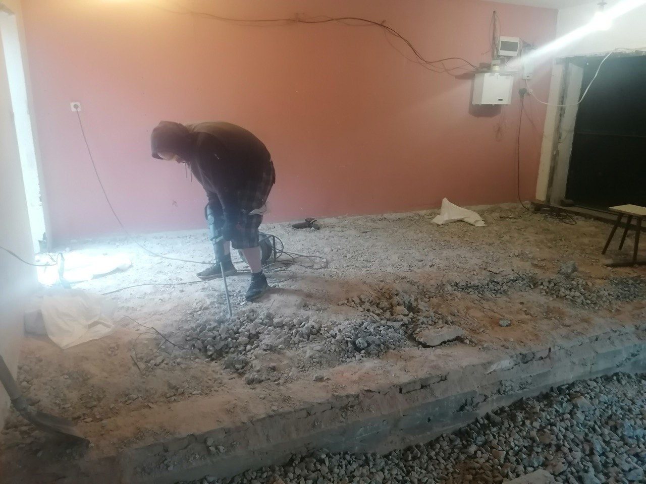 Oude vloer opgebroken als voorbereiding op renovatie