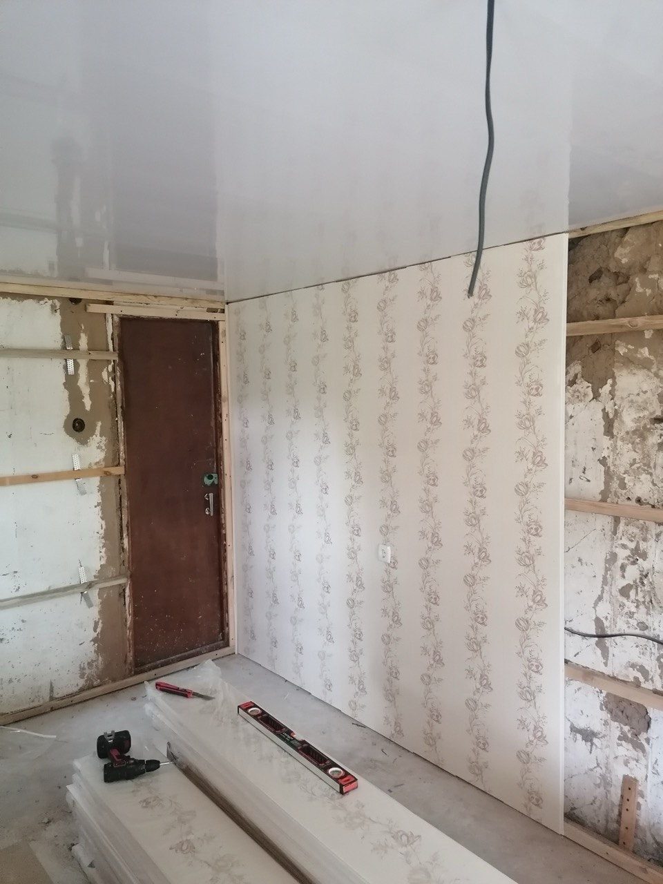Oude wandbekleding verwijderd tijdens sloopwerk