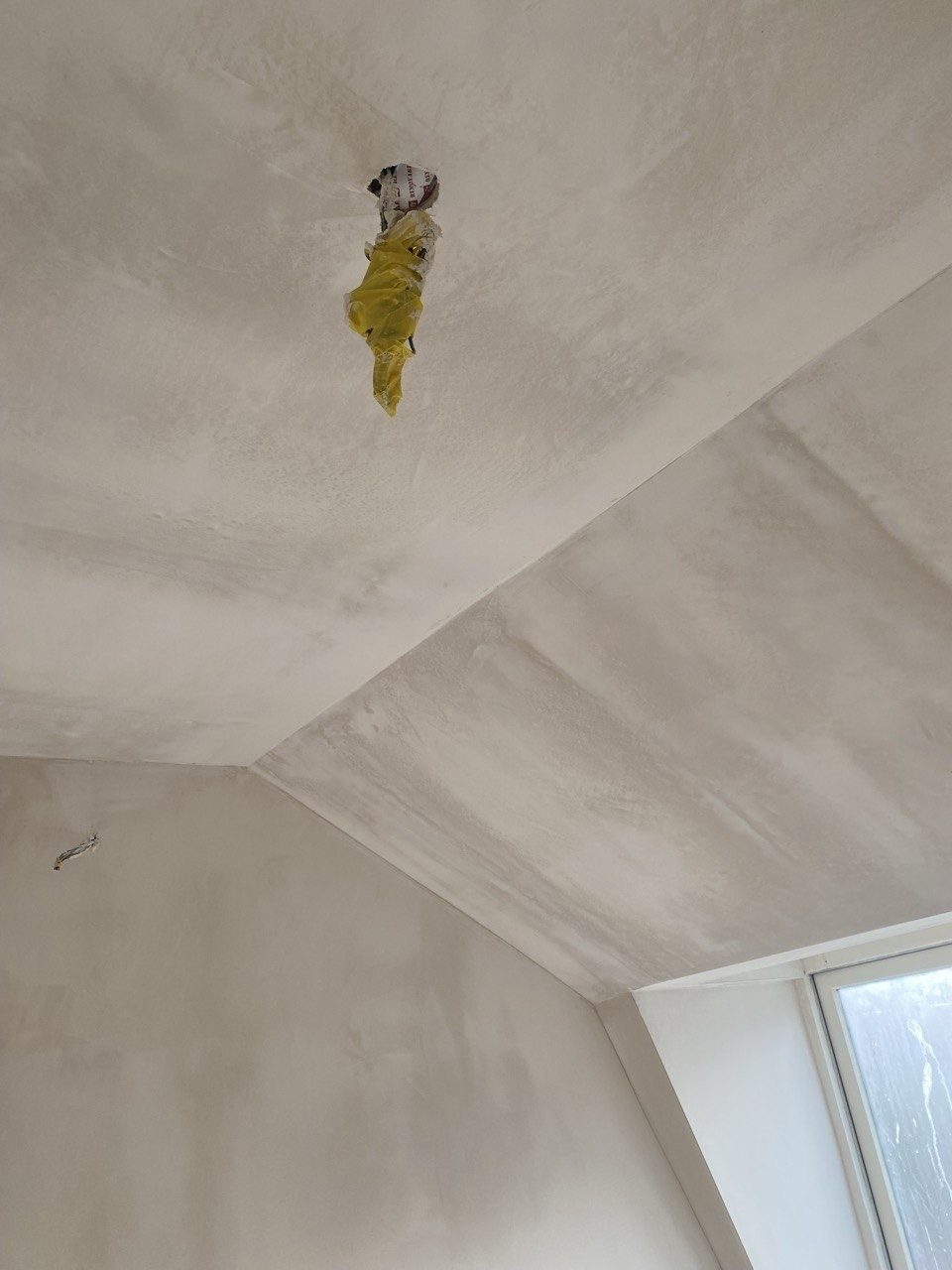 Glad gestukadoord plafond op zolder