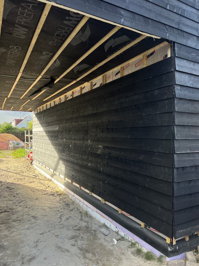 Afgewerkte gevel met zwarte rabatdelen