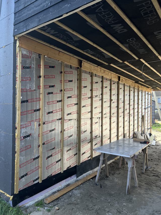 Gevel met isolatieplaten en regelwerk, klaar voor de bekleding