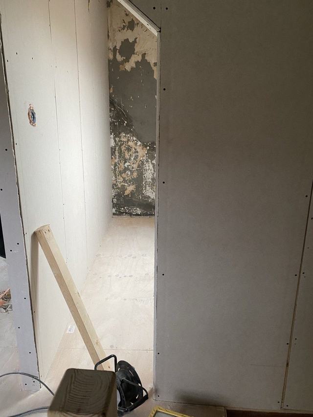 Wand afgewerkt met gipsplaten, klaar voor de volgende stap