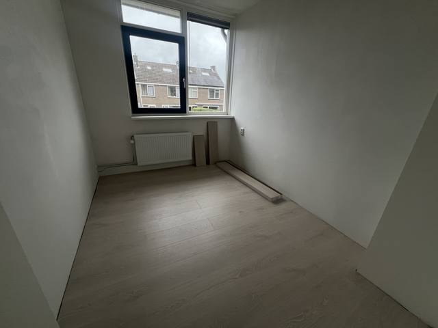 Dezelfde kamer met nieuwe laminaatvloer