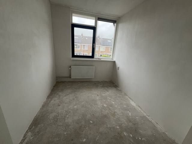 Lege kamer met kaal betonnen vloer, klaar voor het leggen van laminaat
