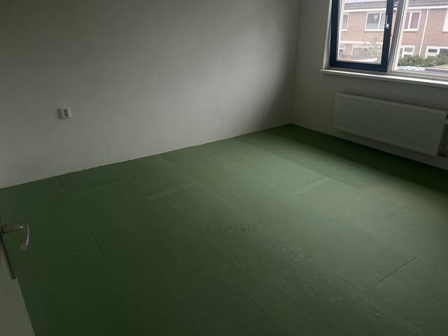 Kamer met de ondervloer gelegd, klaar voor het leggen van laminaat