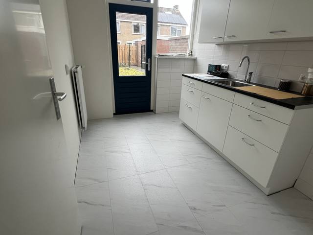 Dezelfde keuken met nieuwe laminaatvloer in marmerlook