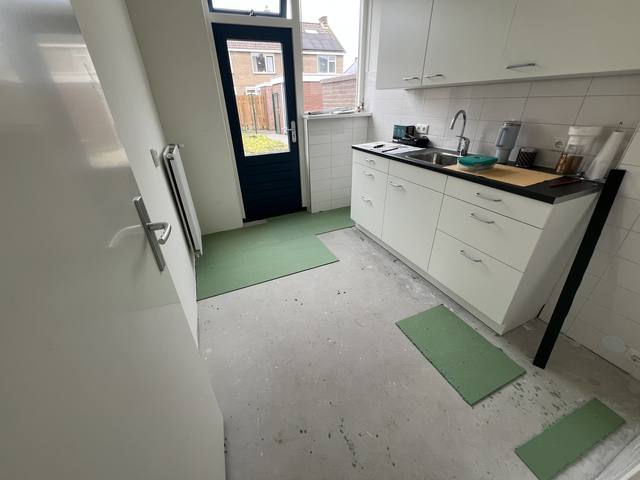 Keuken voor het leggen van de laminaatvloer, ondervloer wordt aangebracht