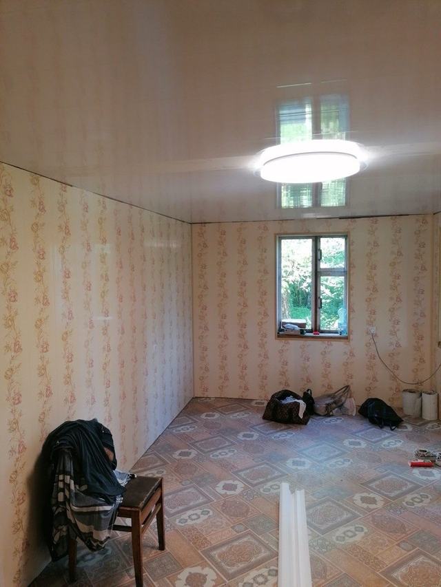Kamer met nieuw verlaagd plafond tijdens de renovatie
