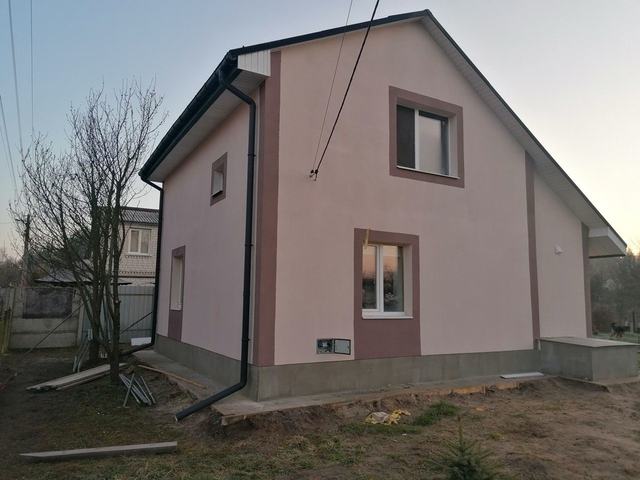 Woning tijdens het schilderen van de gevel, in de avondschemering