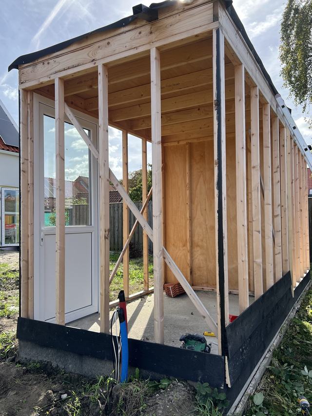 Houten frame van een nieuwe tuinschuur in opbouw