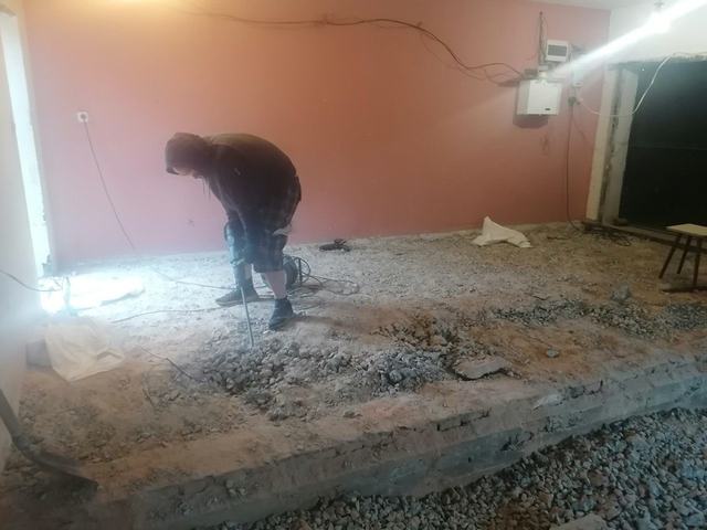Oude vloer opgebroken als voorbereiding op renovatie