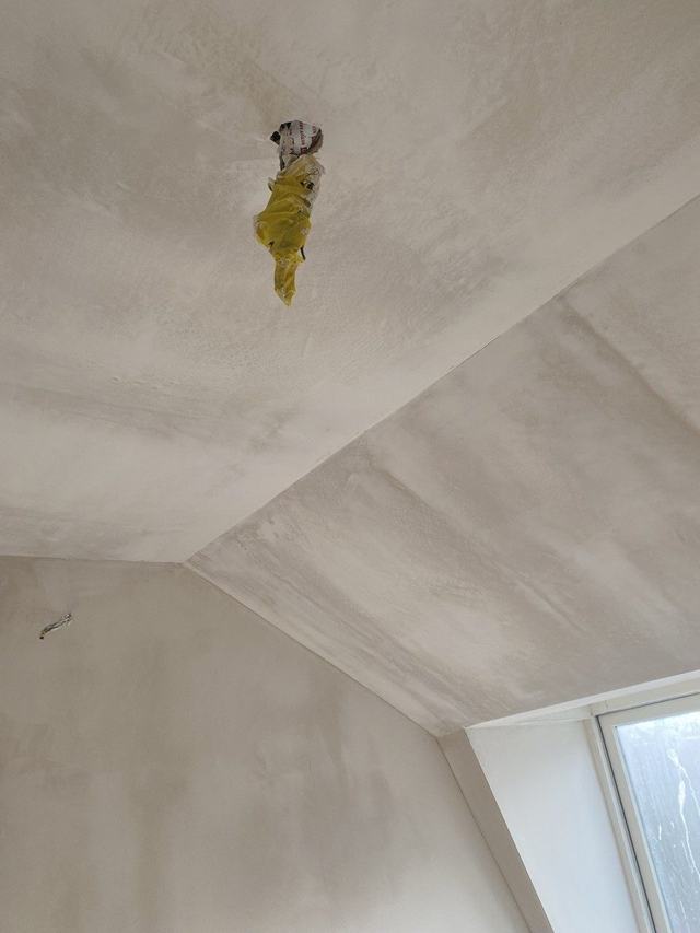 Glad gestukadoord plafond op zolder